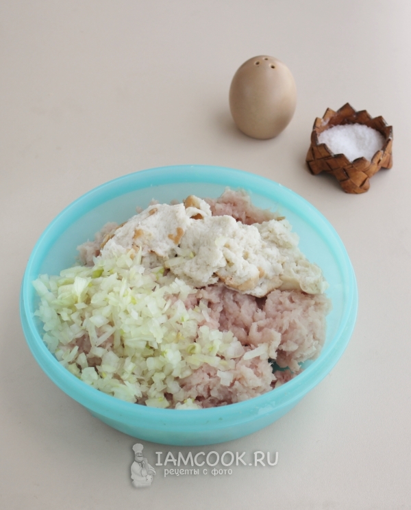 Положить в фарш лук и булку