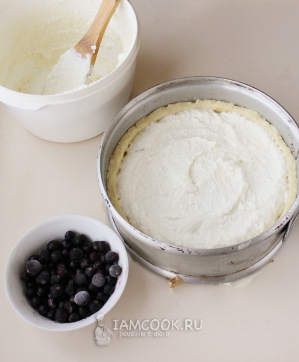 Выложить творожную массу на тесто