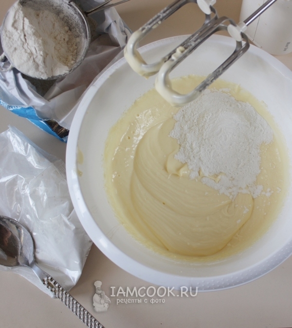 Всыпать крахмал и муку