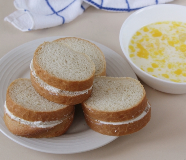 Обмакнуть батон в яичную смесь