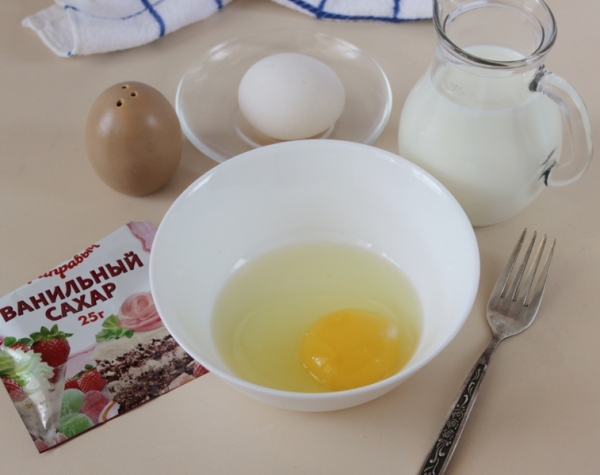 Вбить в миску яйцо