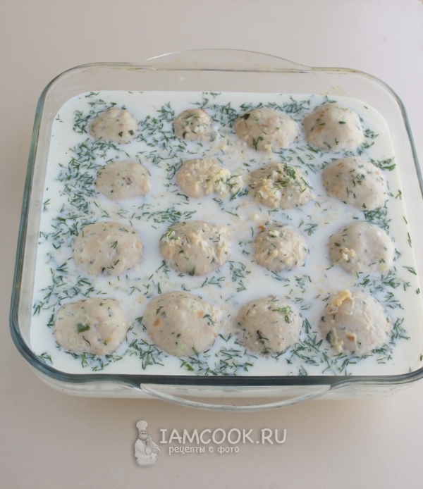 Залить тефтели соусом