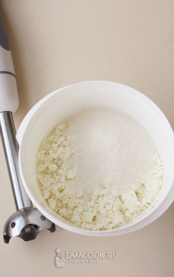 Соединить творог с сахаром