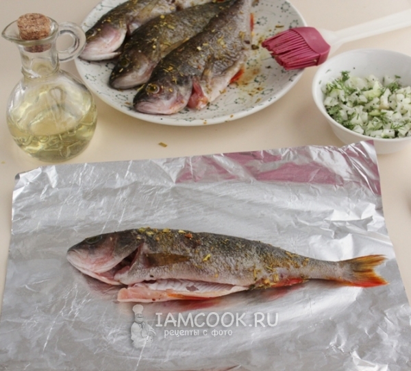 Положить рыбу на фольгу