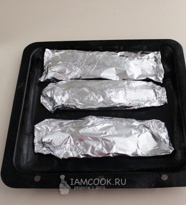 Положить рыбу на противень