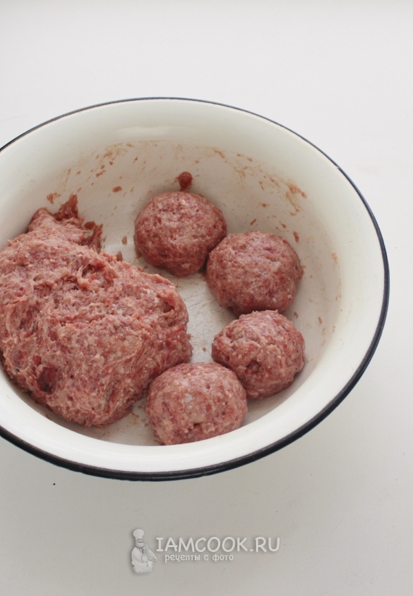Скатать из фарша шарики