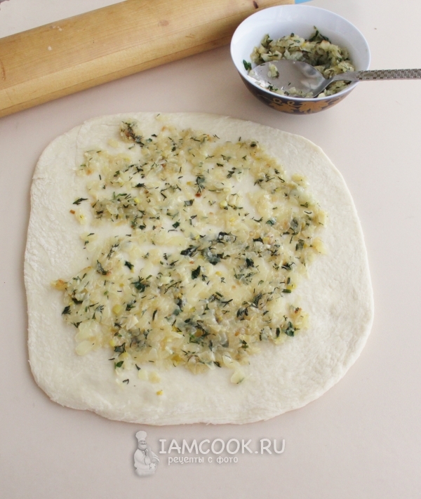 Положить на тесто луковую начинку