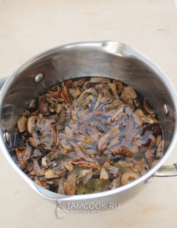 Положить грибы в кастрюлю с водой