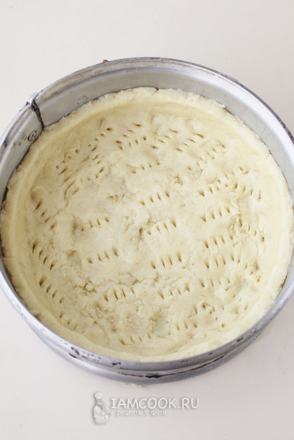 Выложить тесто в форму