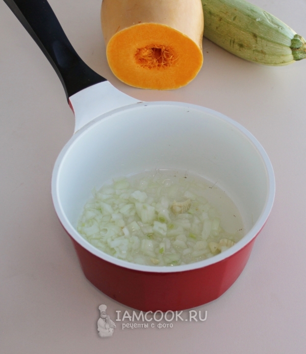 Обжарить лук