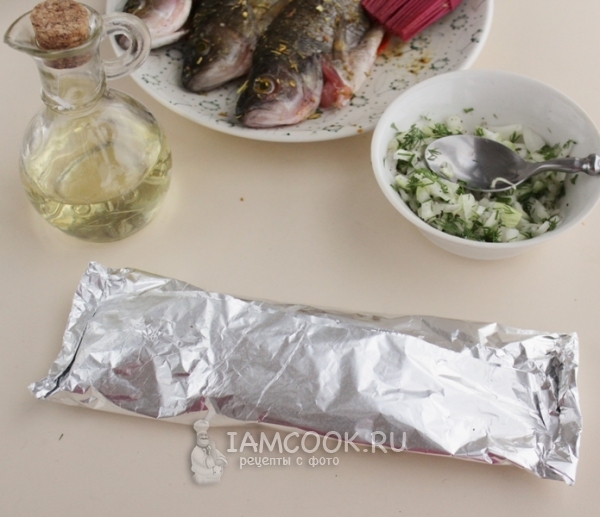 Завернуть рыбу в фольгу