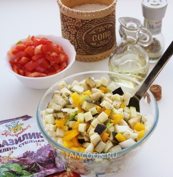 Добавить соль, специи и масло