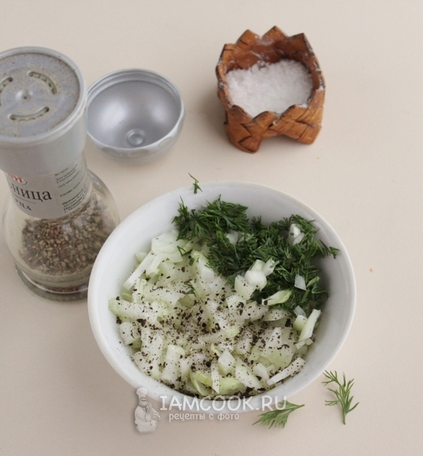 Соединить лук, укроп, соль и перец