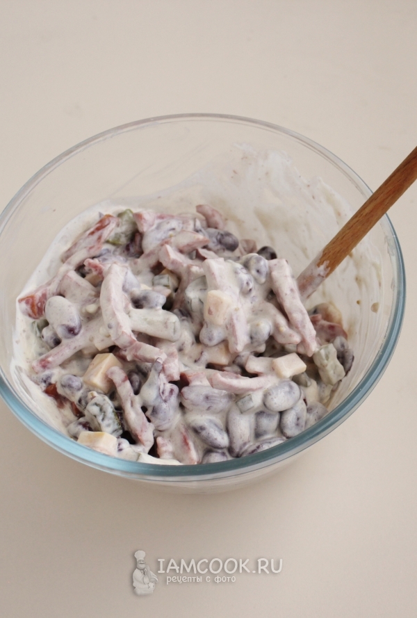 Готовый салат с фасолью, копченой колбасой и сухариками