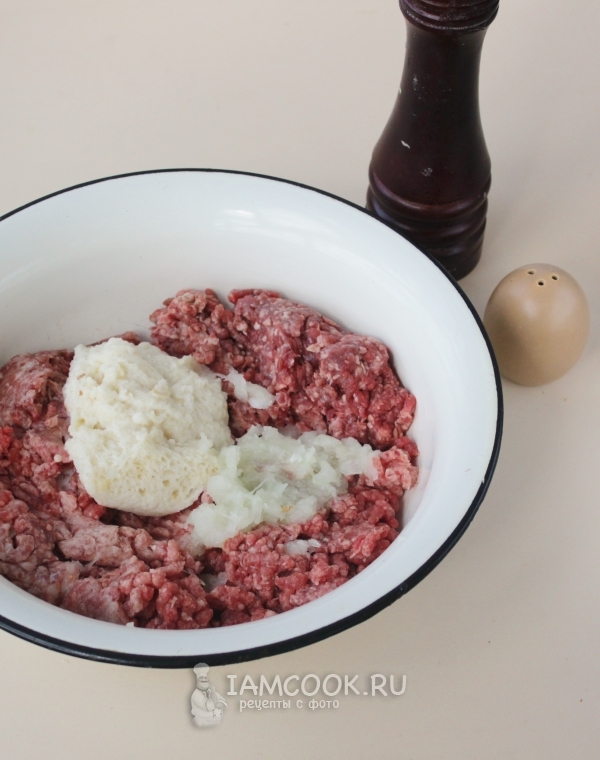 Положить в фарш лук и белый хлеб