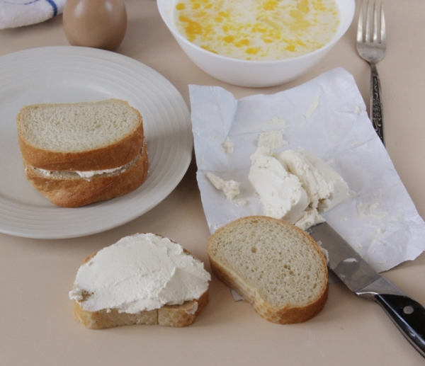 Намазать на батон творог