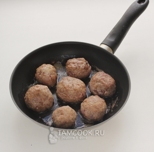 Обжарить тефтели