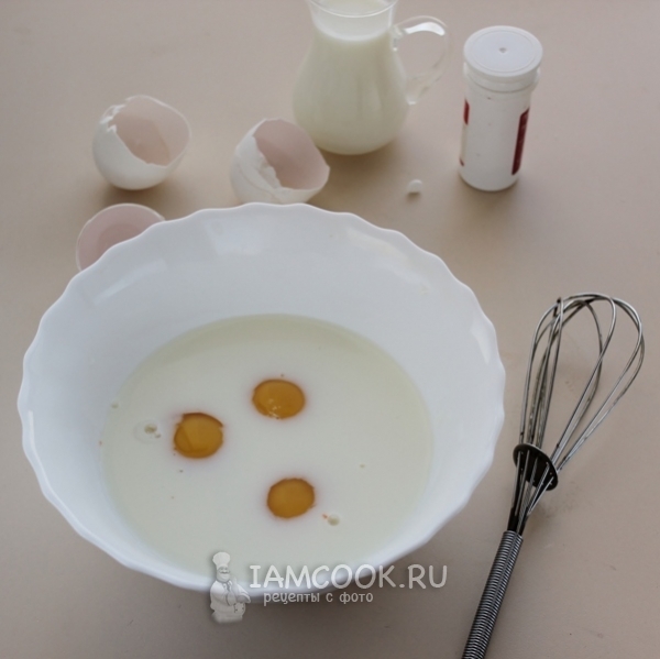 Соединить яйца с молоком и сахаром