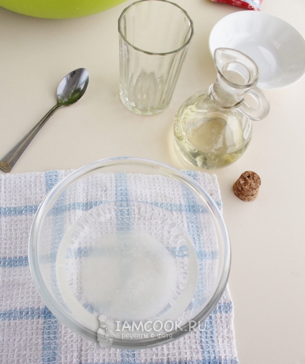 Соединить воду, соль, сахар и масло