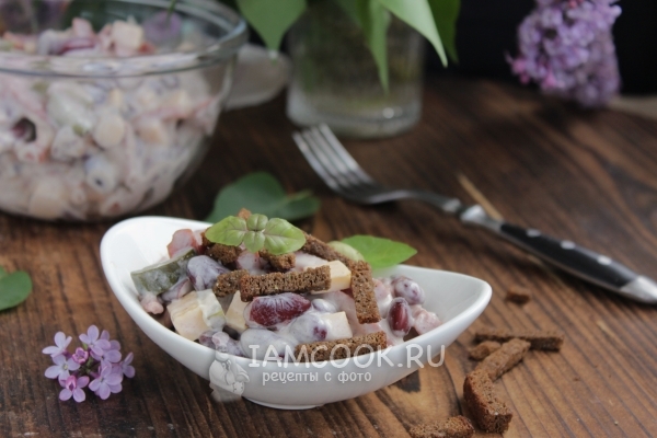 Рецепт салата с фасолью, копченой колбасой и сухариками