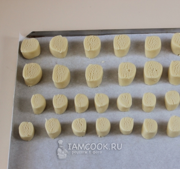 Выложить заготовки на противень