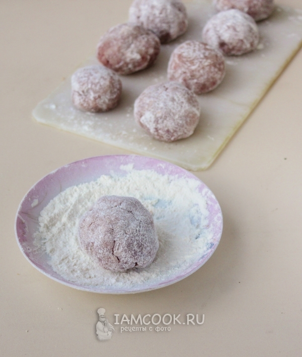 Обвалять тефтели в муке
