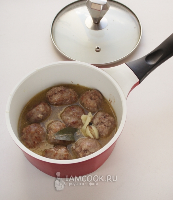 Добавить бульон и специи