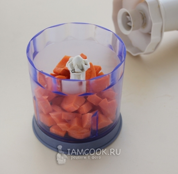 Положить морковь в блендер