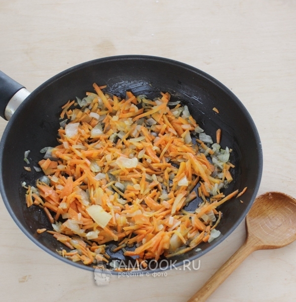 Обжарить лук с морковью