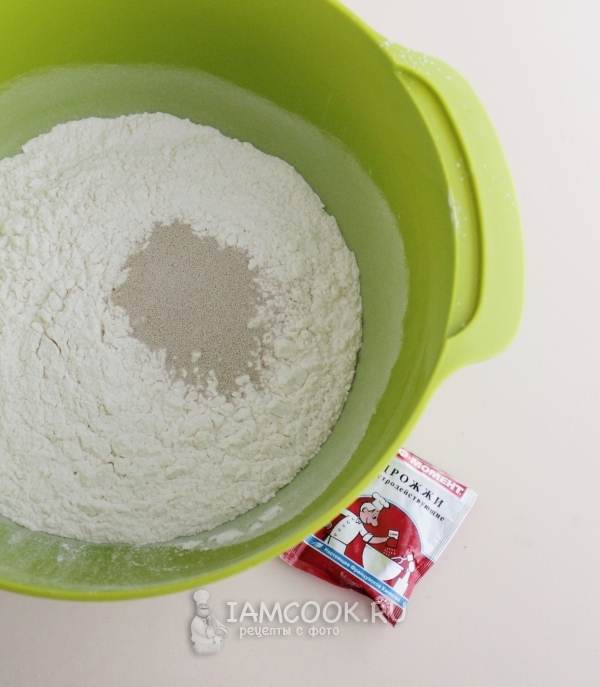 Смешать муку с дрожжами