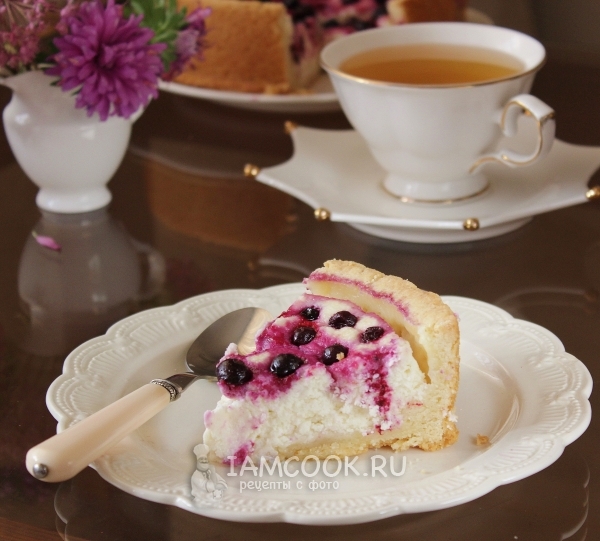 Готовый пирог с творогом и смородиной