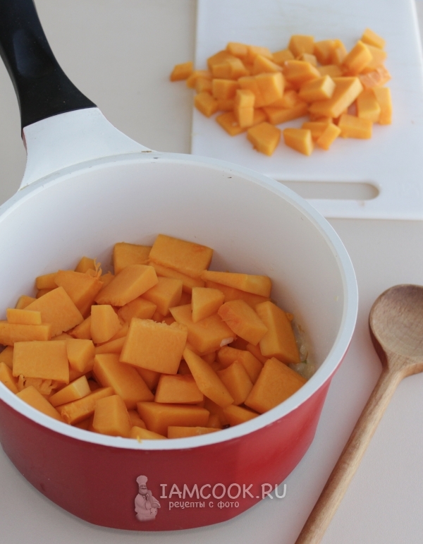 Положить тыкву к луку