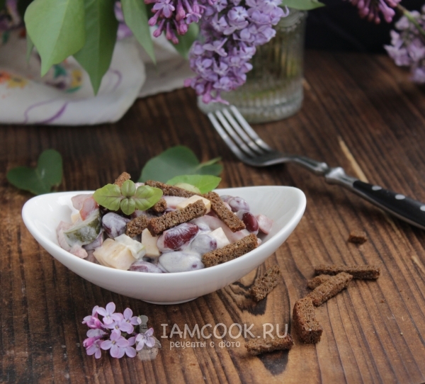 Фото салата с фасолью, копченой колбасой и сухариками