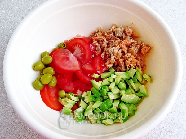 Соединить рыбу, авокадо, помидоры и оливки