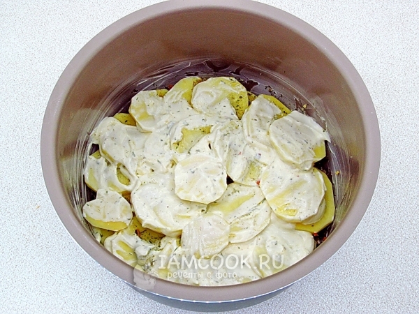 Смазать картофель майонезом