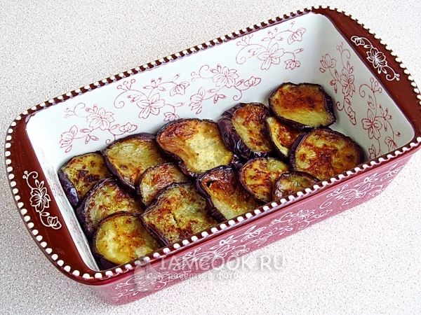 Выложить слой баклажанов