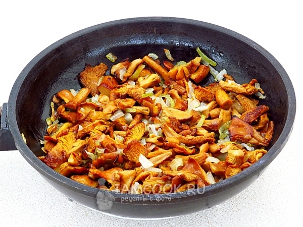 Обжарить грибы с луком