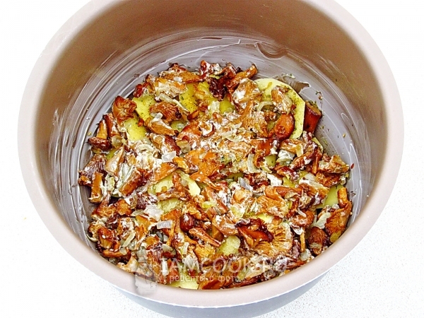 Выложить на картофель грибы