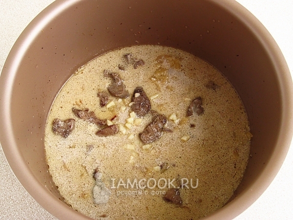 Положить чеснок к печени с макаронами