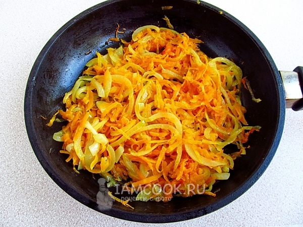 Обжарить лук с морковью