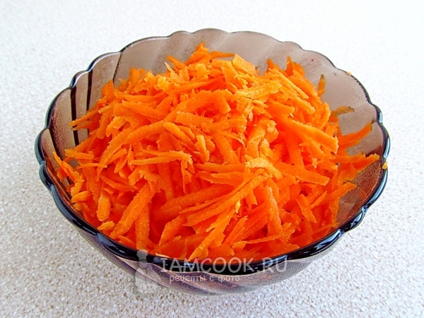 Натереть морковь на терке