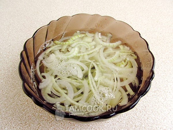 Замочить лук в воде