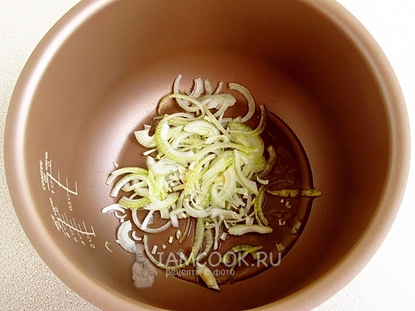 Положить в мультиварку масло с луком