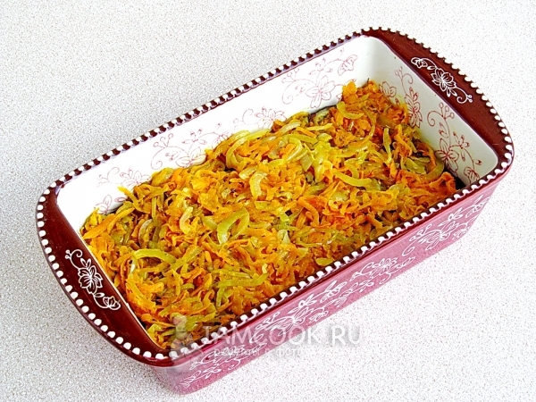 Выложить слой лука с морковью