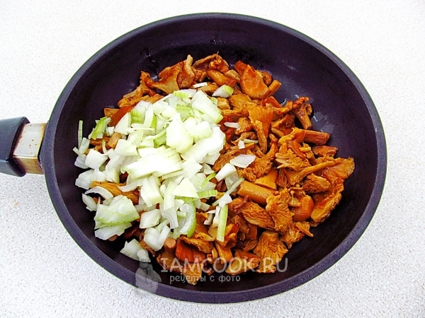 Положить лук к лисичкам