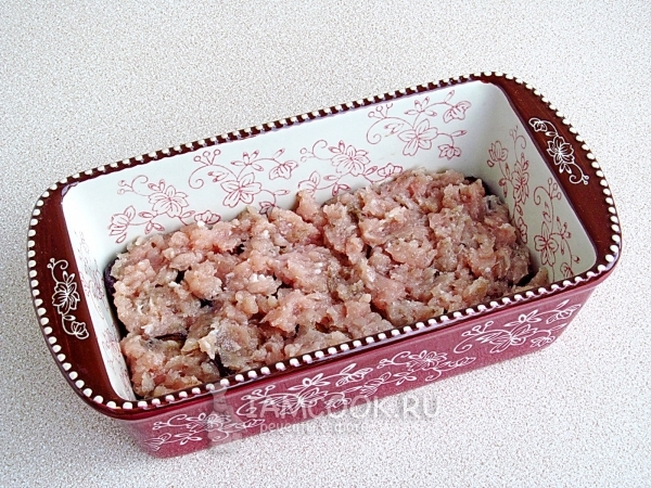 Выложить слой фарша