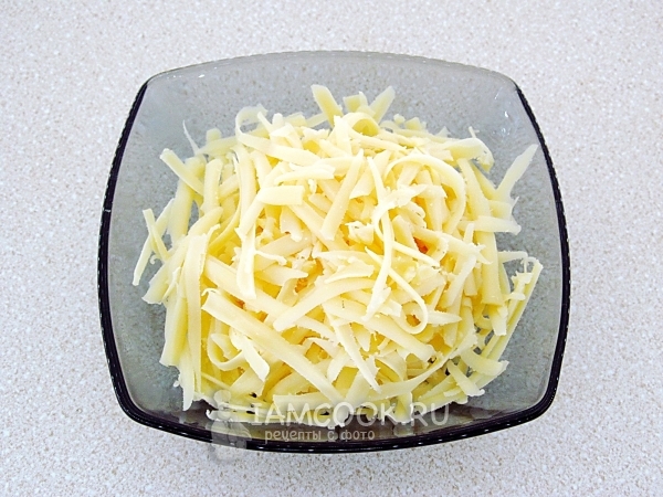 Натереть на терке сыр