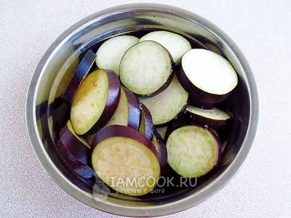 Посолить баклажаны