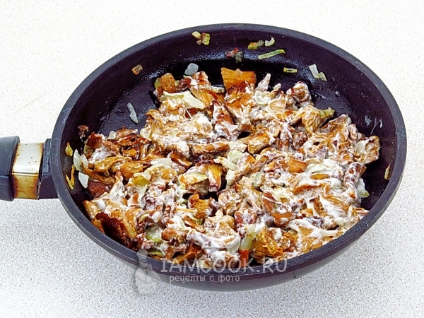 Потушить лисички в сметане