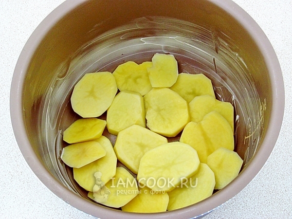 Выложить картофель в мультиварку